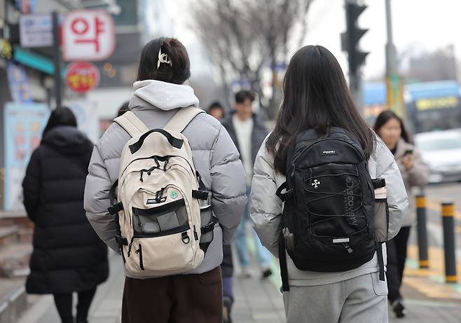 내신 경쟁을 줄이겠다고 도입한 ‘내신 5등급제’가 고등학교 1학년 학생의 전학·자퇴를 유발하고 있다. 특히 최상위권 가운데에선 내신 1등급을 하나만 놓치더라도 원하는 계열 진학이 어려워질 수 있어 학생들의 부담이 커졌다는 이야기가 나온다. [연합]