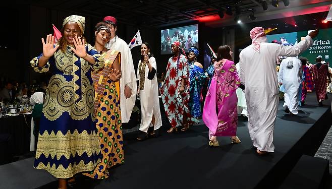 21일 오후 서울 용산구 그랜드 하얏트 서울 그랜드볼룸에서 열린 아프리카의 날 축하행사에서 한-아프리카 전통의상 패션쇼를 하고 있다.  이상섭 기자