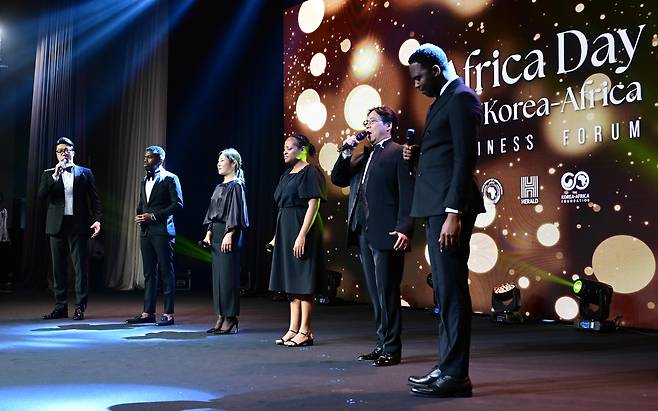 아프리카 합창단이 21일 오후 서울 용산구 그랜드 하얏트 서울 그랜드볼룸에서 열린 아프리카의 날 축하행사에서 공연을 하고 있다.  이상섭 기자