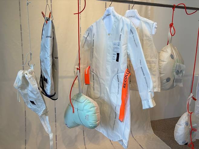 코오롱FnC 래코드가 버려지는 차량용 에어백 원단을 활용해 제작한 의류와 쿠션. 강승연 기자