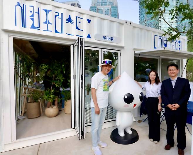 오세훈(왼쪽) 서울시장이 ‘디지털 치유정원’에 방문해 두나무 관계자들과 함께 기념 촬영을 하고 있다. [두나무 제공]