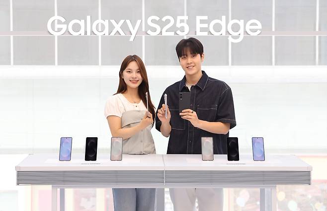 삼성 강남에서 ‘갤럭시 S25 엣지’를 소개하는 모습. [삼성전자 제공]