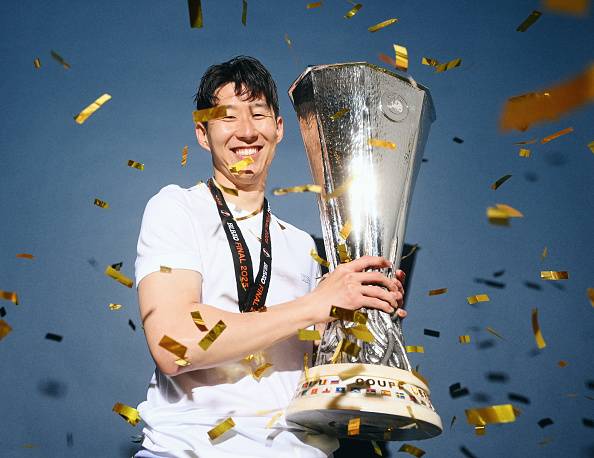 챔피언 메달을 목에 건 손흥민이 UEFA 유로파리그 우승컵을 들고 포즈를 취하고 있다. 캡틴 손흥민은 당초 시상식에서 우승 메달을 받지 못해 논란이 됐다. UEFA는 한정된 메달로 일부 선수에게 메달을 걸어주지 못했다며 시상식 후 토트넘에 메달 20개를 추가 전달했다고 해명했다.   [게티이미지]