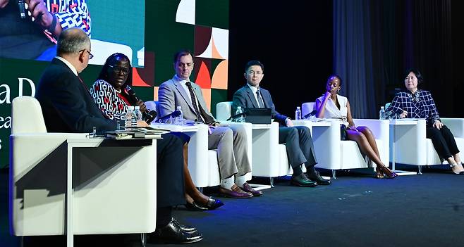 에미 제로노 킵소이 주한 케냐 대사가 아프리카의 날 2025 기념 비즈포럼에서 ‘단절의 시대 한국과 아프리카의 시너지’를 주제로 열린 패널토론에서 발언을 하고 있다. 카이스 다라지(왼쪽부터) 주한 튀니지 대사, 에미 제로노 킵소이 주한 케냐 대사, 티모시 디킨스 주한 남아프리카공화국 상공회의소 회장, 엄성용 한국수출입은행 부행장, 글로리아  이네자 C&G Limited 대표, 육은아 희림종합건축사사무소 중동&아프리카사업본부장  이상섭 기자