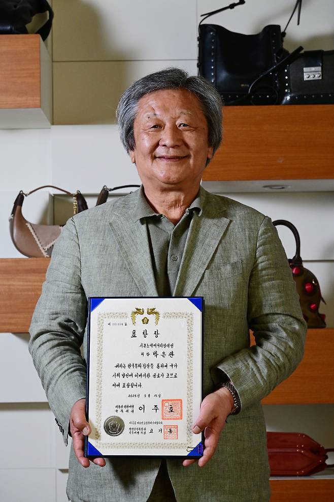 박은관 회장은 지난 15일 한국어·한국문화의 세계 확산에 이바지한 공로를 인정받아 세종문화상 ‘문화교류협력과 세계화’ 부문에서 대통령 표창을 받았다.  의왕=박해묵 기자