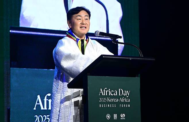 김관영 전북특별자치도지사가  21일 오후 서울 용산구 그랜드 하얏트 서울 그랜드볼룸에서 열린 아프리카의 날 축하행사에서 특별연설을 하고 있다.    이상섭 기자