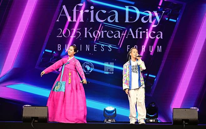 가수 팝핀현준과 국악인 박애리가 축하공연을 하고 있다.   이상섭 기자