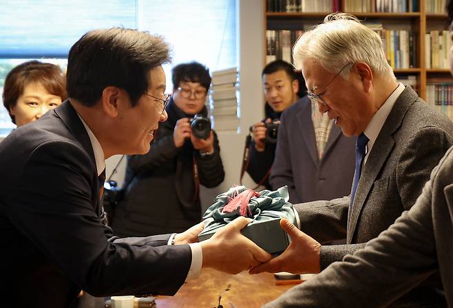 이재명 대선 후보가 지난 1월 30일 경남 양산시 하북면 평산마을 문재인 전 대통령 사저를 방문해 문 전 대통령에게 선물을 전달하고 있다. [연합]