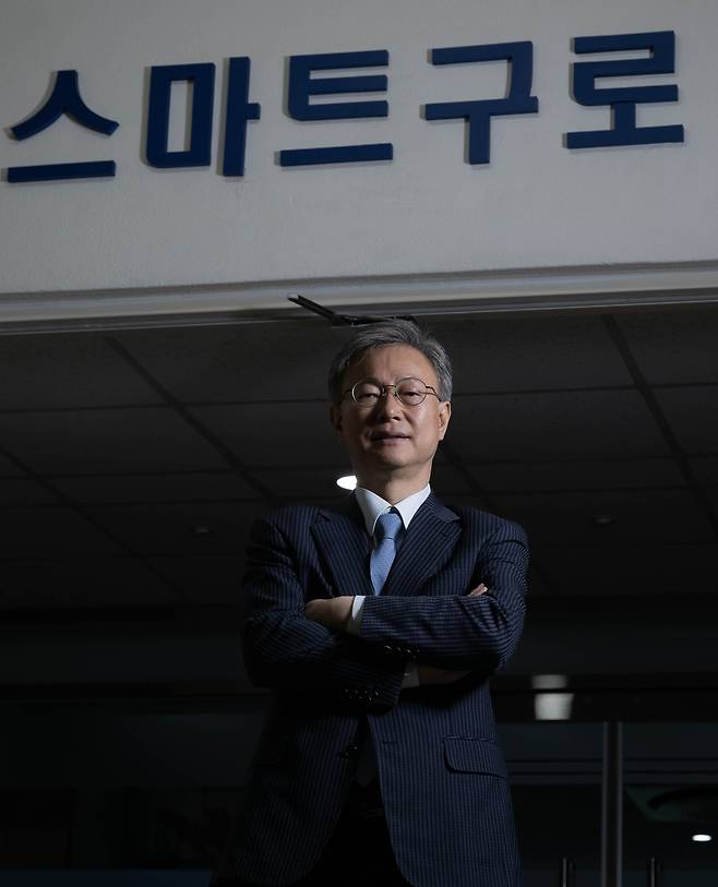 장인홍 구로구청장이 12일 오전 서울 구로구청에서 헤럴드경제와 인터뷰에 앞서 포즈를 취하고 있다. 임세준 기자