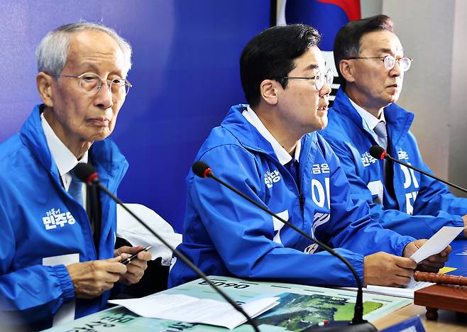 더불어민주당 상임총괄선대위원장인 박찬대 대표 직무대행 겸 원내대표가 21일 서울 여의도 당사에서 열린 중앙선거대책위원회의에서 발언하고 있다. [연합]