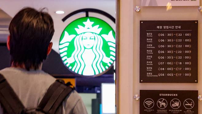 지난12일 서울 시내 한 스타벅스 매장에 개시된 영업시간 안내문. [연합]