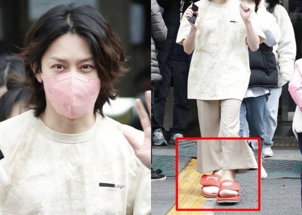 지난 2022년 3월 제20대 대통령선거 당시 사전 투표소에 빨간색 슬리퍼를 신고 나타났다가 정치적 성향 논란에 휩싸였던 방송인 김희철. [인터넷 캡처]