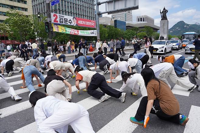 지난 22일 서울 광화문 광장에서 생물다양성의 날을 맞이해 기획된 퍼포먼스 ‘공생2’가 진행되고 있다.[녹색연합 제공]