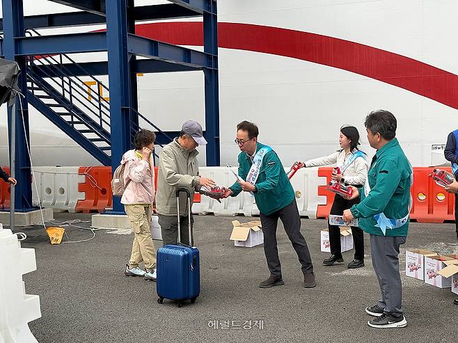 22일 포항해수청이 영일만항 여객선터미널에서 해양안전캠페인을 펼쳤다.[포항해수청제공]