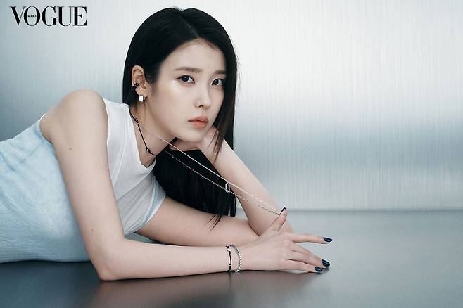 제이에스티나 ‘유니스’ 컬렉션에 등장한 아이유의 색다른 모습