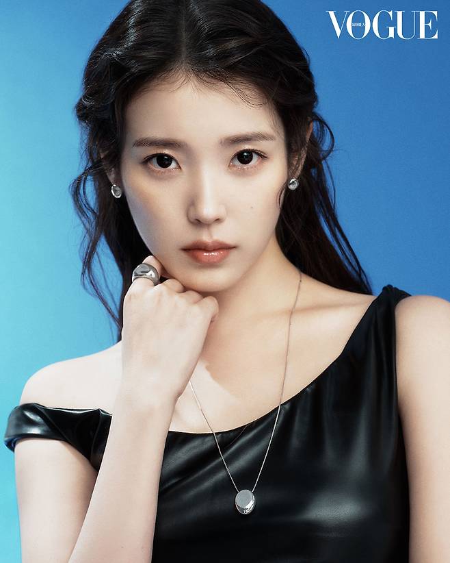 제이에스티나 ‘유니스’ 컬렉션에 등장한 아이유의 색다른 모습