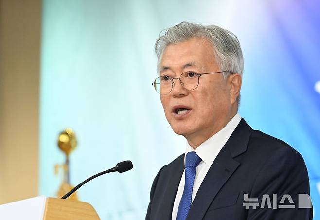 [서울=뉴시스] 권창회 기자 = 이상직 전 더불어민주당 의원을 중소벤처기업진흥공단 이사장으로 임명하라고 지시한 혐의를 받는 조현옥 전 청와대 인사수석의 재판이 23일 열린다. 최근 뇌물 수수 혐의로 기소된 문재인 전 대통령 사건을 병합해 심리할지 관심이 쏠린다. 사진은 문재인 전 대통령이 서울 여의도 국회도서관에서 열린 4.27 판문점선언 7주년 기념식에서 기념사를 하는 모습. (공동취재) 2025.04.25. photo@newsis.com