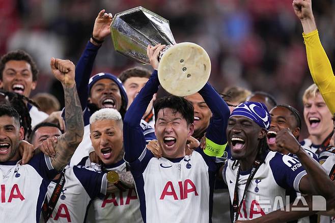 [빌바오=AP/뉴시스] 토트넘 홋스퍼의 손흥민이 지난 21일(현지 시간) 스페인 빌바오의 산 마메스 스타디움에서 열린 2024-25 유럽축구연맹(UEFA) 유로파리그(UEL)에서 우승한 뒤 동료들과 함께 트로피를 들어 올리고 있다. 토트넘은 결승전에서 맨체스터 유나이티드를 1-0으로 꺾고 우승을 차지했으며, 손흥민은 생애 첫 우승컵을 들어 올렸다. 2025.05.22.