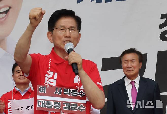[광명=뉴시스] 고승민 기자 = 김문수 국민의힘 대선 후보가 22일 경기 광명시 철산로데오거리에서 유세를 하고 있다. (공동취재) 2025.05.22. photo@newsis.com
