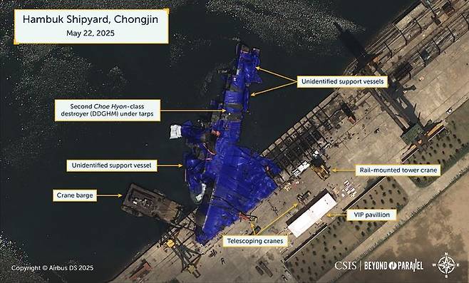 [서울=뉴시스]북한이 지난 21일 진수에 실패한 최현급 5000t 신형 구축함이 청진의 함북조선소에서 보인다. 선수는 조선대에 남아 있고 선미만 바다쪽으로 기울어진 모습이다. (출처=비욘드 패럴렐에서 재인용) 2025.5.23. *재판매 및 DB 금지