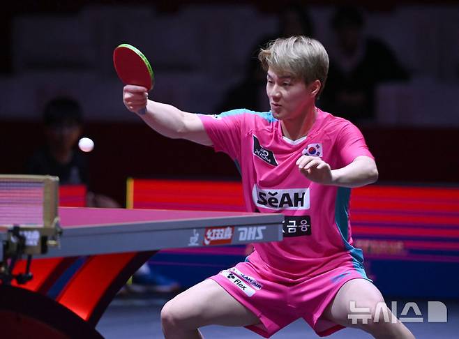 [도하(카타르)=뉴시스] 사진공동취재단 = 안재현이 21일 카타르 도하 루사일 아레나에서 열린 2025 국제탁구연맹(ITTF) 세계선수권대회 남자단식 32강 대만 린옌췬과 경기를 펼치고 있다. 2025.05.22. photo@newsis.com