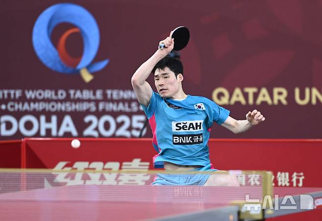 [도하(카타르)=뉴시스] 사진공동취재단 = 장우진이 20일 카타르 도하 카타르대학교 스포츠 컴플렉스에서 열린 2025 국제탁구연맹(ITTF) 세계선수권대회 남자단식 64강 이란 베냐민 파라지와 경기를 펼치고 있다. 2025.05.20. photo@newsis.com