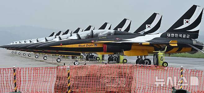 [평택=뉴시스] 김종택 기자 = 2025 오산 에어파워데이 미디어데이 행사가 열린 9일 경기 평택시 주한미군 오산공군기지에 공군 특수비행팀 블랙이글스가 전시돼 있다. 2025.05.09. jtk@newsis.com
