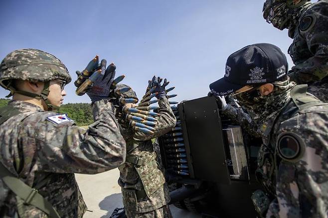 [서울=뉴시스] 육군은 23일 각 병과학교에서 '신임장교 지휘참모과정' 교육훈련에 매진 중인 장병들의 모습을 공개했다.육군방공학교 신임장교들이 전문교관들과 함께 20mm 견인 발간포 탄약을 장전하고 있다. (사진=육군 제공) 2025.05.23. photo@newsis.com *재판매 및 DB 금지