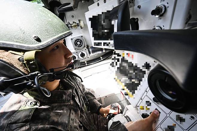 [서울=뉴시스] 육군은 23일 각 병과학교에서 '신임장교 지휘참모과정' 교육훈련에 매진 중인 장병들의 모습을 공개했다.육군기계화학교 신임장교들이 K1A2전차 실사격 훈련을 실시하고 있다. (사진=육군 제공) 2025.05.23. photo@newsis.com *재판매 및 DB 금지