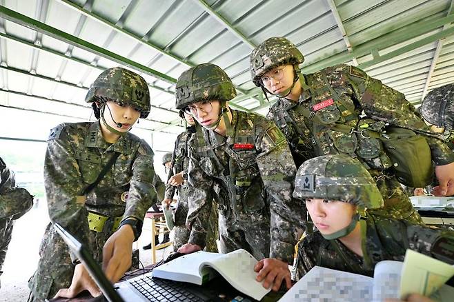 [서울=뉴시스] 육군은 23일 각 병과학교에서 '신임장교 지휘참모과정' 교육훈련에 매진 중인 장병들의 모습을 공개했다.육군포병학교 신임장교들이 사격지휘절차를 훈련하고 있다. (사진=육군 제공) 2025.05.23. photo@newsis.com *재판매 및 DB 금지