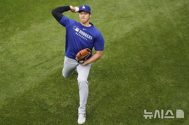 [시카고=AP/뉴시스] LA 다저스의 오타니 쇼헤이가 23일(한국 시간) 미국 일리노이주 시카고의 리글리 필드에서 벌어진 2025 메이저리그(MLB) 시카고 컵스와의 경기를 앞두고 캐치볼을 하고 있다. 2025.04.23