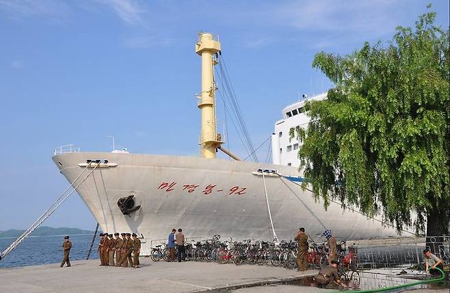 북한 원산항에 정박해 있는 만경보 92.(출처: 위키피디아) 2025.05.23. *재판매 및 DB 금지