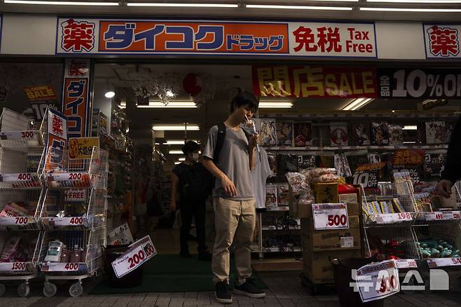 [도쿄=AP/뉴시스]일본의 올해 4월 소비자물가지수(CPI·2020년=100)는 5개월 연속 3%대 상승을 기록했다. 사진은 지난 21일 일본 도쿄 아키하바라의 한 드럭스토어 앞에 관광객이 서 있는 모습. 2025.05.23.