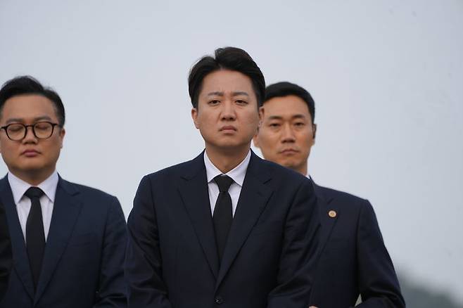 [서울=뉴시스] 고승민 기자 = 이준석 개혁신당 대선 후보가 23일 경남 김해 노무현 전 대통령 묘소를 참배하고 있다. (사진=개혁신당 제공) 2025.05.23. photo@newsis.com *재판매 및 DB 금지