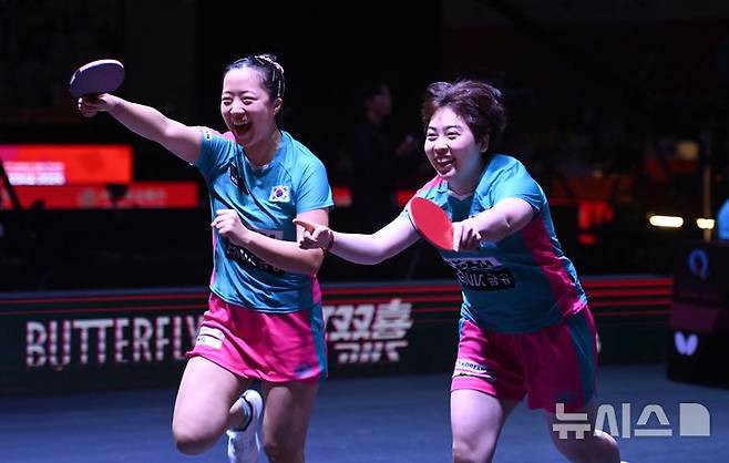 [도하(카타르)=뉴시스] 사진공동취재단 = 신유빈, 유한나가 22일(현지 시간) 카타르 도하 루사일 아레나에서 열린 2025 국제탁구연맹(ITTF) 세계선수권대회 여자복식 8강 일본 오도 사츠키, 요코이 사쿠라와 경기에서 승리한 뒤 기뻐하고 있다. 2025.05.23. photo@newsis.com