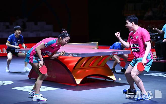 [도하(카타르)=뉴시스] 사진공동취재단 = 임종훈, 신유빈이 22일 카타르 도하 루사일 아레나에서 열린 2025 국제탁구연맹(ITTF) 세계선수권대회 혼합복식 8강 대만 린윈주, 정이칭과 경기에서 득점에 성공한 뒤 기뻐하고 있다. 2025.05.22. photo@newsis.com