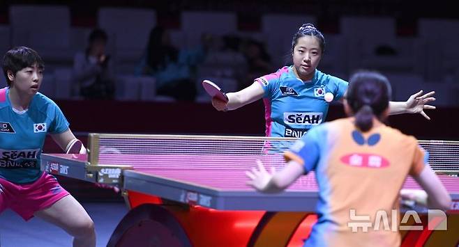 [도하(카타르)=뉴시스] 사진공동취재단 = 신유빈, 유한나가 22일(현지 시간) 카타르 도하 루사일 아레나에서 열린 2025 국제탁구연맹(ITTF) 세계선수권대회 여자복식 8강 일본 오도 사츠키, 요코이 사쿠라와 경기를 펼치고 있다. 2025.05.23. photo@newsis.com