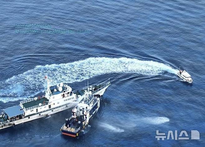 [샌디 케이(남중국해)=AP/뉴시스] 남중국해 스프래틀리군도(중국명 난사군도, 필리핀명 칼라얀군도) 인근 ‘샌디 케이’ 암초 해역에서 중국과 필리핀 간 충돌이 또 발생했다. 21일 샌디 케이 암초 인근 해역에서 중국 해경선(왼쪽)이 필리핀 공무선과 대치 중인 모습. 2025.05.23