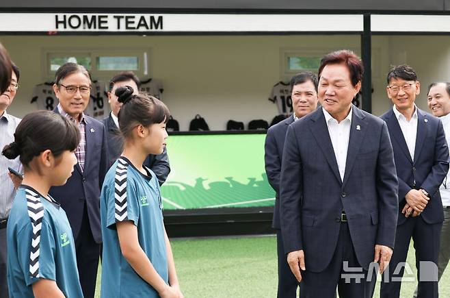 [창원=뉴시스]박완수 경남도지사가 23일 오전 제54회 전국소년체육대회 사전경기가 열리는 창녕스포츠파크를 방문해 진주여중 축구부 선수들을 격려하고 있다.(사진=경남도 제공) 2025.05.23. photo@newsis.com