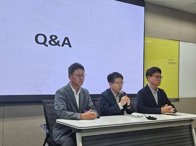 [서울=뉴시스] 박은비 기자 = SK텔레콤이 23일 서울시 중구에 위치한 삼화빌딩에서 해킹 사고 이후 수습 상황에 대해 설명하는 브리핑을 진행했다. (왼쪽부터)김희섭 PR센터장, 임봉호 MNO사업부장, 류정환 네트워크인프라센터장. 2025.05.23. silverline@newsis.com *재판매 및 DB 금지