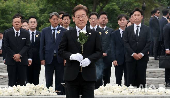 [김해=뉴시스] 조성우 기자 = 이재명 더불어민주당 대선후보가 23일 경남 김해시 진영읍 봉하마을에서 노무현 전 대통령 묘역을 참배하고 있다. (공동취재) 2025.05.23. photo@newsis.com