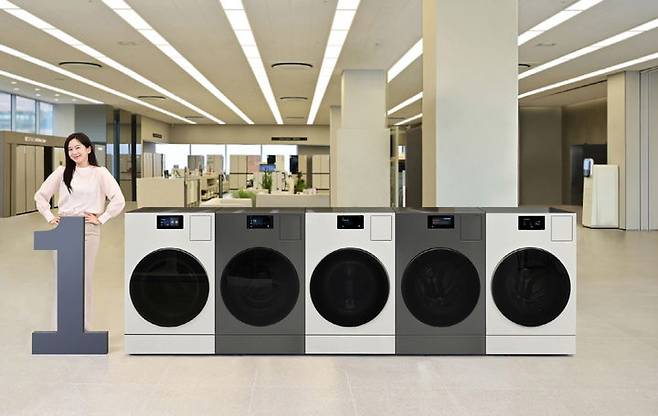 [서울=뉴시스]삼성전자 모델이 국내 누적 판매량 10만대를 돌파한 '삼성전자 AI 콤보' 세탁건조기를 소개하고 있다. (사진 = 업체 제공) 2025.04.29. photo@newsis.com    *재판매 및 DB 금지
