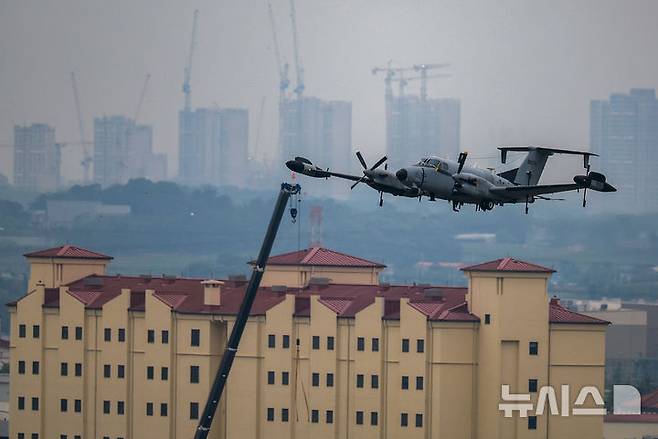 [평택=뉴시스] 정병혁 기자 = 23일 경기 평택시 캠프 험프리스에서 RC-12X 가드레일 정찰기가 이륙하고 있다. 도널드 트럼프 미국 행정부가 주한미군 수천명을 감축하는 방안을 논의 중이라고 현지언론이 보도했다. 월스트리트저널(WSJ)은 "미 국방부가 개발 중인 선택지는 약 4500명의 병력을 철수해 괌을 포함한 인도태평양 내 다른 지역으로 이동하는 것"이라며 "이러한 아이디어는 트럼프 대통령이 북한과의 거래에 대한 비공식 정책 검토의 일환으로 고려할 수 있도록 준비되고 있다"고 소식통들을 인용해 설명했다. 2025.05.23. jhope@newsis.com