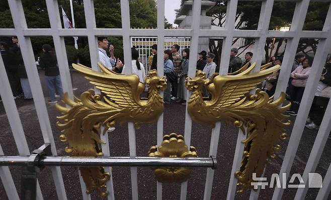 [서울=뉴시스] 김근수 기자 = 청와대 밤마실 야간개방 첫 날인 1일 서울 종로구 청와대 입구에서 입장을 기다리고 있다. 청와대재단은 1일부터 6일까지 청와대 야간 개방 행사인 '청와대 밤마실'을 진행한다. 이 행사에서는 전통 문양을 활용한 조명으로 꾸민 본관 '청와단청'과 관람객 움직임에 반응하는 '빛의 길', 숲속 같은 느낌의 '빛의 숲', 음악과 조명이 어우러진 관저의 '빛의 정원' 등 다양한 프로그램이 제공된다. 행사는 매일 오후 7시부터 9시까지 진행된다. 2025.05.01. ks@newsis.com