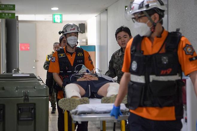 [서울=뉴시스] 서북도서방위사령부는 지난 21일부터 23일까지 백령도와 연평도 등 서북도서 일대에서 서북도서의 군사대비태세를 유지하고, 합동작전 수행능력을 향상하기 위해 2025년 전반기 합동도서방어훈련을 실시했다.사진은 22일 해병대 6여단과 연평부대 장병들이 합동도서방어훈련 간 지역 119 및 보건지소와 함께 대량전상자 처치 훈련을 실시하고 있다. (사진=해병대사령부 제공) 2025.05.23. photo@newsis.com *재판매 및 DB 금지