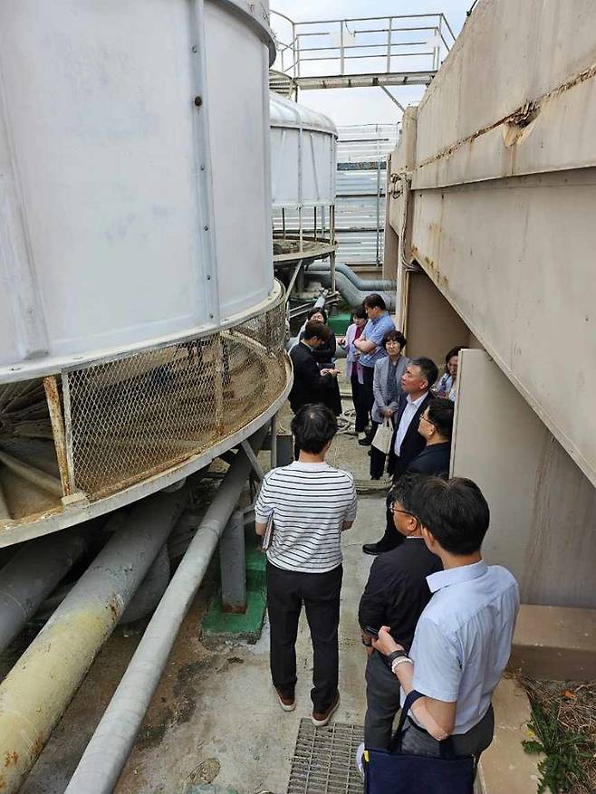 [창원=뉴시스] 강경국 기자 = 구 롯데백화점 마산점의 효율적인 활용 방안을 마련하기 위해 구성한 태스크포스팀이 23일 현장을 방문하고 있다. (사진=창원시청 제공). 2025.05.23. photo@newsis.com *재판매 및 DB 금지