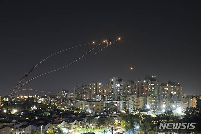 [가자지구=AP/뉴시스] 예멘 후티반군이 이스라엘을 향해 탄도미사일을 발사하면서 최대 도시 텔아비브 등 중부 지역에서 경보음이 울렸다고 23일(현지 시간) 현지 언론이 보도했다. 사진은 2023년 5월 10일 이스라엘 방공망이 가자 지구에서 이스라엘로 향하던 로켓을 요격하고 있다. 2024.05.23.