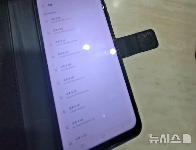 [제주=뉴시스] 지난 22일 오전 제주 한 중학교에서 숨진 채 발견된 교사가 생전 학생 측 민원인으로부터 받은 전화. (사진=유족 제공) 2025.05.23. photo@newsis.com