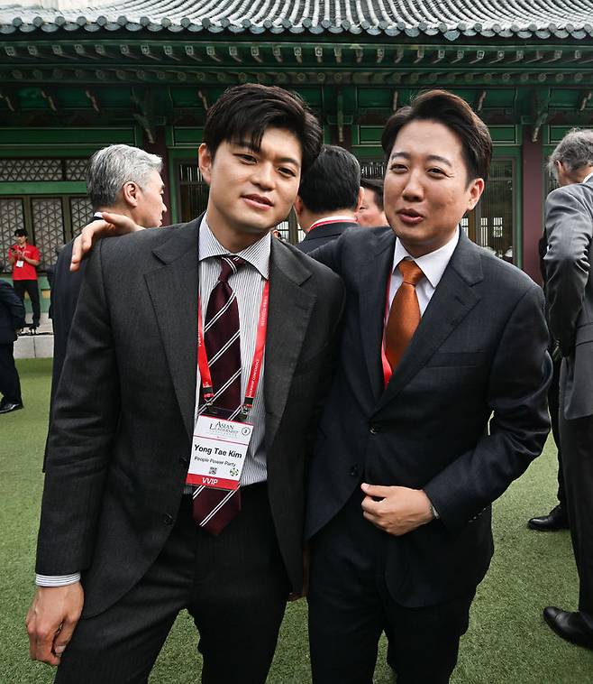 [서울=뉴시스] 권창회 기자 = 21일 서울 신라호텔에서 열린 제16회 조선일보 아시안리더십콘퍼런스(ALC)에 참석한 국민의힘 김용태 비상대책위원장과 이준석 개혁신당 대선 후보가 대화하고 있다. (사진=조선일보 제공) 2025.05.21. photo@newsis.com *재판매 및 DB 금지