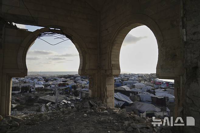 [가자시티=AP/뉴시스] 22일(현지 시간) 가자지구 가자시티 항구를 따라 팔레스타인 피란민들의 천막촌이 길게 늘어서 있다. 하마스가 가자 지도자 무함마드 신와르의 사망을 확인했다고 월스트리트저널이 보도했다. 2025.05.23.